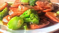 Brokoli dan irisan sosis sapi akan jadi penambah selera jika dimasak dengan bumbu saus lada hitam. Pedas gurih masakan ini postingan @carolinelc88