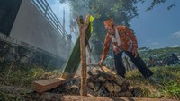 Lomba pembuatan Lamang, sebuah makanan khas dayak, beras ketan dimasak dalam sebuah bambu yang sudah diberi daun pisang, dan dibakar karya Damang Angga Saputra. Damang Angga Saputra/Pemprov Kalteng.