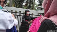 Hasil keuntungan dari bazar tersebut, nantinya akan disumbangkan kepada anak yatim pada 4 Juni mendatang.