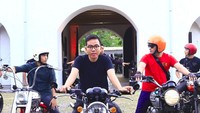  Bahkan, Gibran juga memiliki motor modifikasi berbasis Royal Enfield Classic 500. Foto: Instagram/chillipari