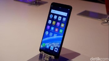 Khusus Diamond Black membawa efek pola potongan berlian dalam bentuk tiga dimensi di bagian bodi belakangnya, sehingga terkesan mewah nan elegan. (Foto: detikINET/Adi Fida Rahman)