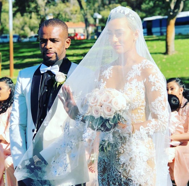 Kimmy jayanti melangsungkan pernikahan dengan Greg Nwokolo di di Australia pada bulan Mei lalu. Sang model tampil cantik dengan tren gaun menerawang karya desainer dunia ternama, Zuhair Murad. Semakin memikat ketika gaun berhias bordir itu dipadankan bersama veil panjang menyapu lantai. Foto: Dok. Instagram/greg11n