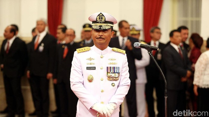 Presiden Joko Widodo (Jokowi) melantik Laksamana Madya TNI Siwi Sukma Adji menjadi Kepala Staf Angkatan Laut (KSAL) di Istana Negara, Jakarta, Rabu (23/5/2018). Siwi menggantikan Laksamana TNI Ade Supandi yang memasuki masa pensiun.