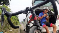 Aiman beristirahat disela-sela latihannya.