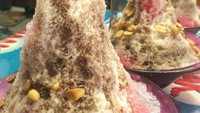 Wow ukurannya sangat besar sekali! Ini adalah es shanghai dengan paduan sirup merah dan cokelat. Isiannya berupa kolang-kaling, alpukat, kelapa muda hingga cuncau hitam. Foto: Instagram @yoolink