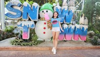 Saat berkunjung ke Thailand, Levana juga sempat mampir ke wahana rekreasi Snow Town. Levana pun tampil dengan casual dan seksi (@levanavarraiza/Instagram)