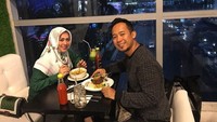 Masih ditemani sang istri, Denny makan malam dengan beef steak empuk dan jus melon segar. Foto: Instagram @dennycagur
