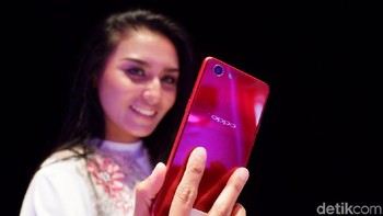 Ponsel ini menjadi varian ketiga F7 yang dirilis Oppo. (Foto: detikINET/Adi Fida Rahman)