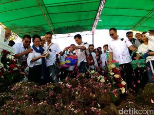 Ayah Pingsan Saat Bayu Si Penghadang Bomber Dimakamkan