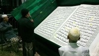 Alquran raksasa tersebut diletakkan di lantai dua Masjid Baiturahman dan dibaca di tempat tersebut. Ardian Fanani/detikcom.