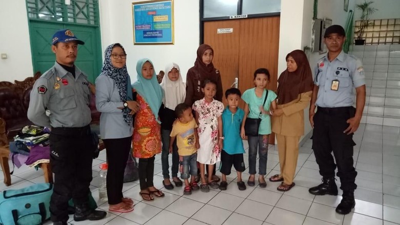 Diusir dari Kontrakan, Ibu dan 6 Anaknya Terpisah dari Suami Diusir dari Kontrakan, Ibu dan 6 Anaknya Terpisah dari Suami