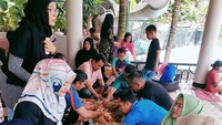 Menggelar acara kumpul bersama di rumahnya, Denny kembali memilih menu nasi liwet komplet. Keakraban semakin terjalin dengan hamparan nasi liwet gurih, yang bikin lapar. Foto: Instagram @dennycagur