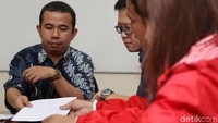 PSI menyerahkan berkas laporan kepada pihak DKPP.