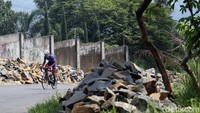 Jatuh bangun saat berlatih ataupun tanding di kecepatan 70 kilometer per jam sudah biasa dilakoni olet atlet 24 tahun ini. 