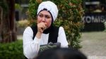 Diperiksa KPK, Ibunda Zumi Zola Menangis