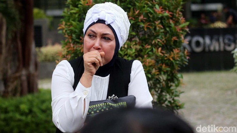 Ibu Zumi Zola Ditanya KPK Soal Duit Sitaan di Vila Ibu Zumi Zola Ditanya KPK Soal Duit Sitaan di Vila