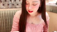 Kalau ini gayanya Levanna saat makan sushi. Serius banget ngeliatin sushinya. Nggak ada yang minta kok. Foto: instagram @levanavarraiza