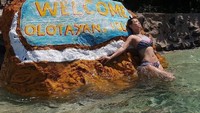 Pulau Olotayan memang terkenal dengan pantainya yang super cantik. Nggak heran kalau Maria keliatan betah di sana. (maria.ozawa/Instagram)