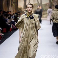 Fashion show koleksi spring/summer 2019 dari desainer Biyan Wanaatmadja di Ballroom Ritz Calton Pacific Place, Jakarta, Selasa [22/5/2018]. Foto: Mohammad Abduh/Wolipop