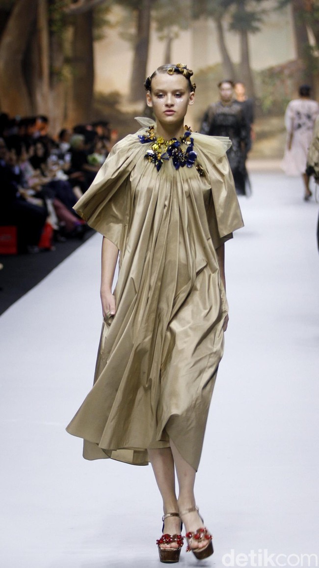 Fashion show koleksi spring/summer 2019 dari desainer Biyan Wanaatmadja di Ballroom Ritz Calton Pacific Place, Jakarta, Selasa [22/5/2018]. Foto: Mohammad Abduh/Wolipop