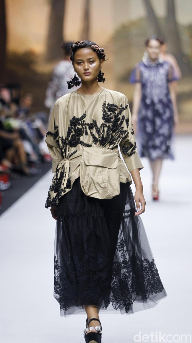 Fashion show koleksi spring/summer 2019 dari desainer Biyan Wanaatmadja di Ballroom Ritz Calton Pacific Place, Jakarta, Selasa [22/5/2018]. Foto: Mohammad Abduh/Wolipop