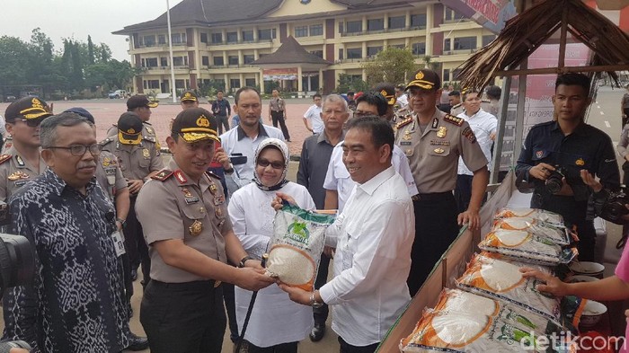70 Ton Beras Disebar ke 12 Titik Operasi Pasar di Banten