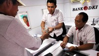 Dalam kunjungannya, Sandi meminjau pelayanan penukaran uang pecahan kecil di kendaraan milik Bank DKI. Foto: dok. Pemprov DKI