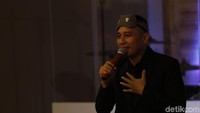 Bahkan Indra sang vokalis mengaku ini merupakan kado terindah yang pernah didapat The Rain selama berkarier.