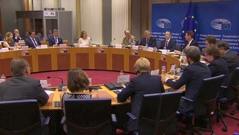 Pertanyaan yang dilontarkan anggota Parlemen Eropa memang lebih spesifik dan kritis dibanding pertanyaan saat audiensi di depan Konggres Amerika Serikatbulan lalu. Seperti pertanyaan anggota Parlemen Eropa dari Belgia, Guy Verhofstadt, tentang apakah Facebook telah melanggar hukum antimonopoli di Eropa. (Foto: Reuters)