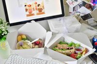 Hampir Semua Orang Kantoran Terbukti Suka Banget Makanan Gratis