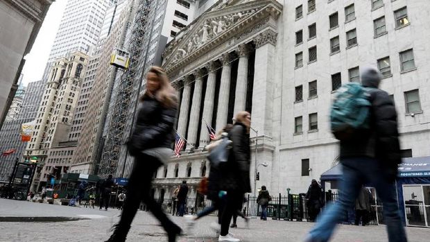 People walk on Wall Street in front of the New York Stock Exchange (NYSE) in New York, U.S., February 6, 2018. REUTERS/Brendan McDermid