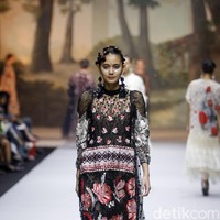 Fashion show koleksi spring/summer 2019 dari desainer Biyan Wanaatmadja di Ballroom Ritz Calton Pacific Place, Jakarta, Selasa [22/5/2018]. Foto: Mohammad Abduh/Wolipop