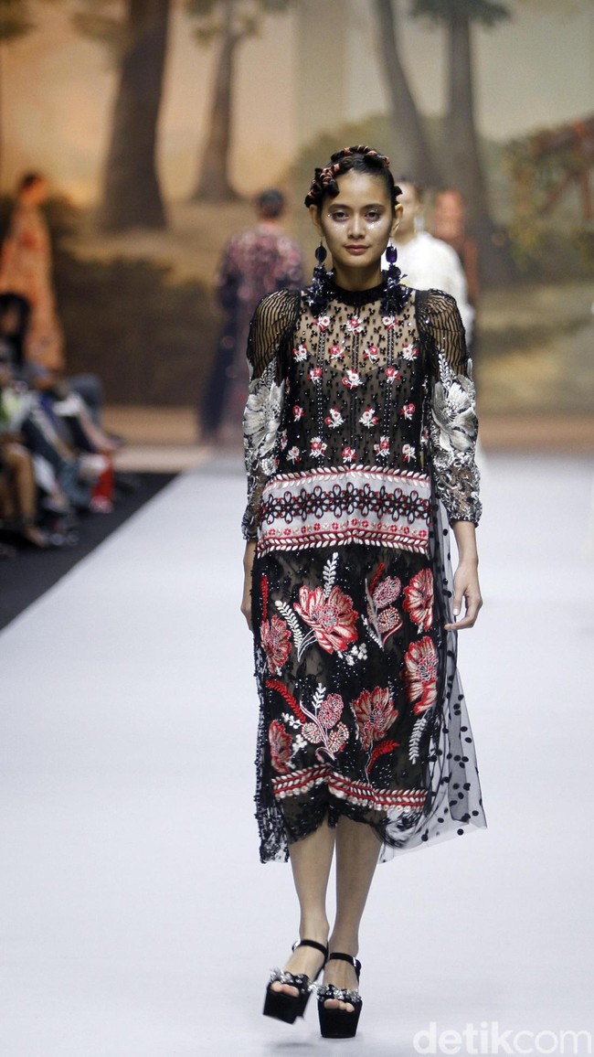 Fashion show koleksi spring/summer 2019 dari desainer Biyan Wanaatmadja di Ballroom Ritz Calton Pacific Place, Jakarta, Selasa [22/5/2018]. Foto: Mohammad Abduh/Wolipop