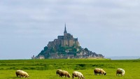 Pada saat air laut pasang, kastil ini seperti timbul di tengah laut. Tak salah memang jika Mont Saint Michel menjadi salah satu tujuan utama para wisatawan yang datang ke Prancis. Bahkan wisatawan juga mengenal Mont Saint Michel sebagai Merveille de loccident yang berarti keajaiban dari barat. Istimewa/Instagram/nomadlad  