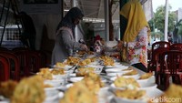Selain menyajikan takjil di teras masjid, di tenda samping masjid juga ada ratusan mangkok soto ayam untuk disantap saat makan malam.