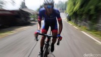 Beruntung karena pada insiden di perlombaan balap sepeda jalan raya bisa lebih tragis. Di antaranya, senggolan dengan lawan hingga jatuh ke dalam got, tabrakan beruntun, hingga tertabrak kendaraan yang berakibat luka, patah tulang, dan tewas. 