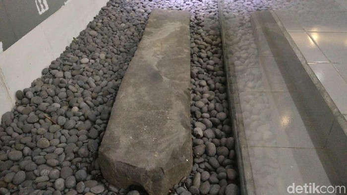 Batu penunjuk kiblat di Museum Keraton Kasepuhan