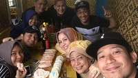 Saat berlibur ke Garut bersama keluarga besar, Denny sempat mampir untuk mencicipi bakso langganan, lengkap dengan kerupuk. Foto: Instagram @dennycagur