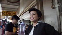 Sepertinya cukup minum air putih jadi rahasia bugar Nirina ya? Sambil memegang botol air putih besar, ini aksi Nirina saat selesai syuting film. Foto: Instagram nirinazubir_