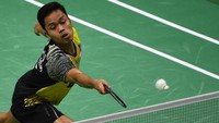 Anthony memenangi pertandingan dalam dua gim langsung dengan skor 21-8 dan 21-14. Indonesia pun unggul 1-0. Foto: Puspa Perwitasari/Antara Foto