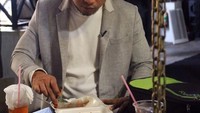 Tidak perlu menu makanan mewah, nasi kotak dengan lauk sederhana dan es teh manis jadi menu makan siang Denny disela-sela waktu syuting. Foto: Instagram @dennycagur