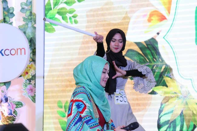 Lolos audisi hari pertama, ia pun kembali tampil bersama 19 besar peserta Sunsilk Hijab Hunt 2018 Jakarta di hari kedua (20/05/2018). Saat itu ia mengajak salah satu juri, yakni Terry Putri untuk ikut naik ke atas panggung. Foto: Nico