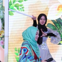 Lolos audisi hari pertama, ia pun kembali tampil bersama 19 besar peserta Sunsilk Hijab Hunt 2018 Jakarta di hari kedua (20/05/2018). Saat itu ia mengajak salah satu juri, yakni Terry Putri untuk ikut naik ke atas panggung. Foto: Nico