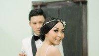 Meski banyak dicibir netizen, Rinni Wulandari tampil menawan dengan makeup tipis saat dipinang Jevin Julian pada 7 Mei 2017. Foto: Instagram Rini Wulandari