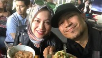 Meski sudah lama menikah, Denny dan sang istri tetap romantis. Sarapan bubur ayam pagi-pagi, jadi cara Denny untuk menghabiskan waktu bersama sang istri. Foto: Instagram @dennycagur