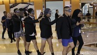 Saat berada di mall Kuningan City, The Rain yang tampil beda lumayan jadi perhatian.