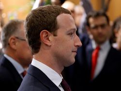 Mengintip Zuckerberg Dicecar Parlemen & Disambut Demo