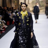 Fashion show koleksi spring/summer 2019 dari desainer Biyan Wanaatmadja di Ballroom Ritz Calton Pacific Place, Jakarta, Selasa [22/5/2018]. Foto: Mohammad Abduh/Wolipop