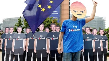 Mereka mengenakan papan dengan wajah Mark Zuckerberg. (Foto: Reuters)