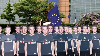 Di luar gedung parlemen Eropa, ternyata ada cukup banyak orang yang berdemo. (Foto: Reuters)